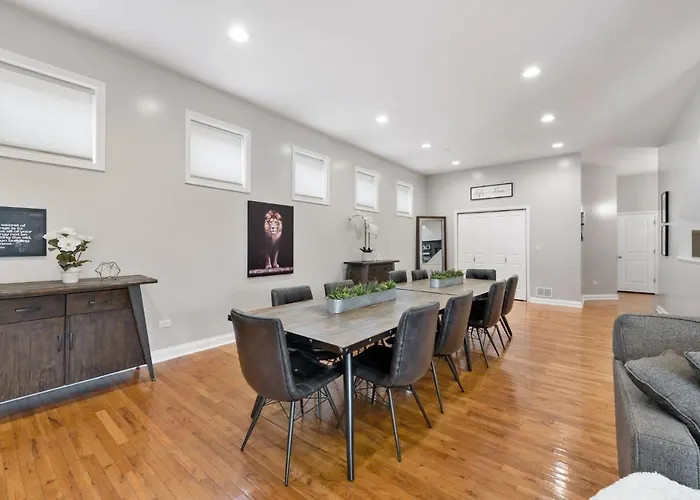 Spacious Luxury Retreat 8 Bed Oasis With 6 Baths * Chicago