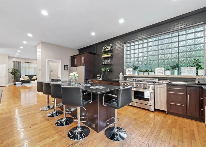 Spacious Luxury Retreat 8 Bed Oasis With 6 Baths