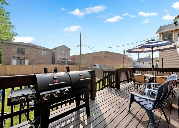 Spacious Luxury Retreat 8 Bed Oasis With 6 Baths Chicago