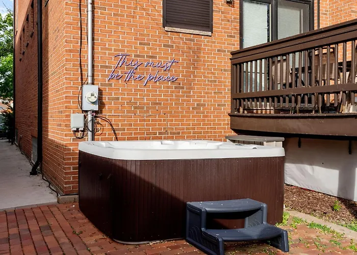 Spacious Luxury Retreat 8 Bed Oasis With 6 Baths Chicago