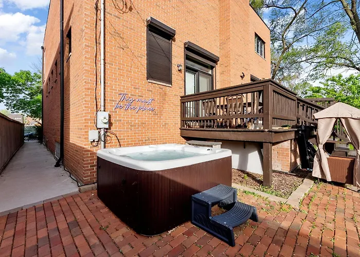 Ferienhaus Spacious Luxury Retreat 8 Bed Oasis With 6 Baths *