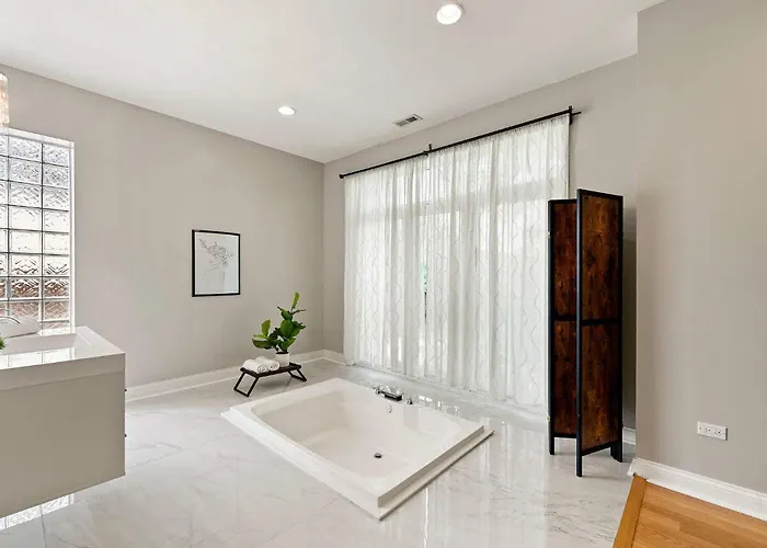 Spacious Luxury Retreat 8 Bed Oasis With 6 Baths *