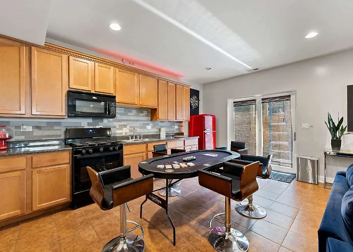 Spacious Luxury Retreat 8 Bed Oasis With 6 Baths Chicago