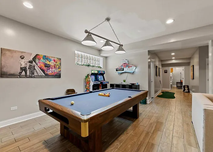 Spacious Luxury Retreat 8 Bed Oasis With 6 Baths * Chicago