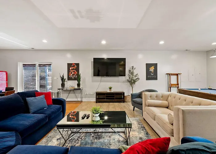 Spacious Luxury Retreat 8 Bed Oasis With 6 Baths Ferienhaus Chicago