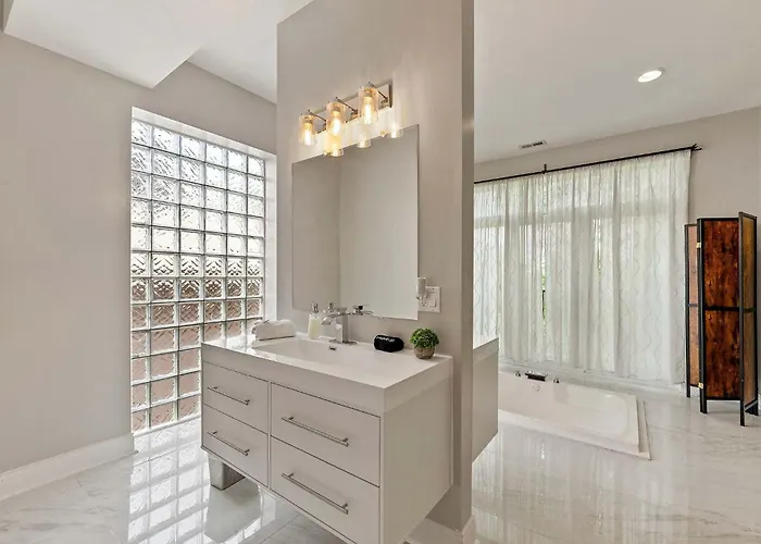 Spacious Luxury Retreat 8 Bed Oasis With 6 Baths Ferienhaus Chicago