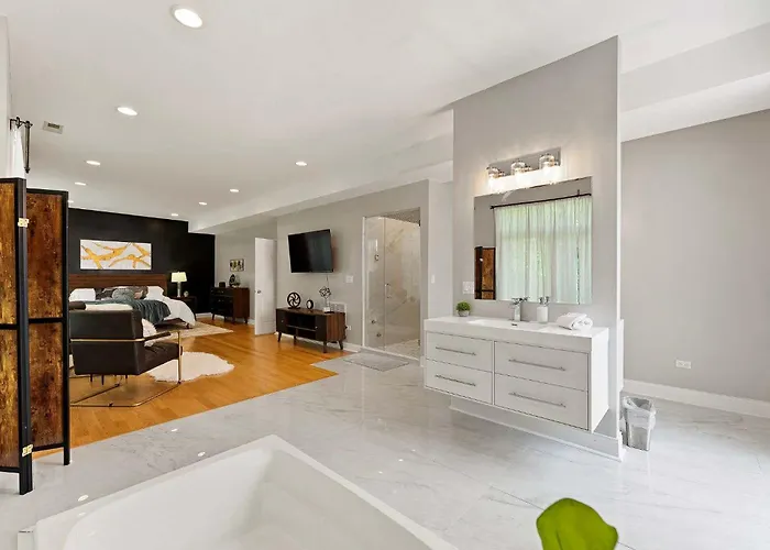 Spacious Luxury Retreat 8 Bed Oasis With 6 Baths *