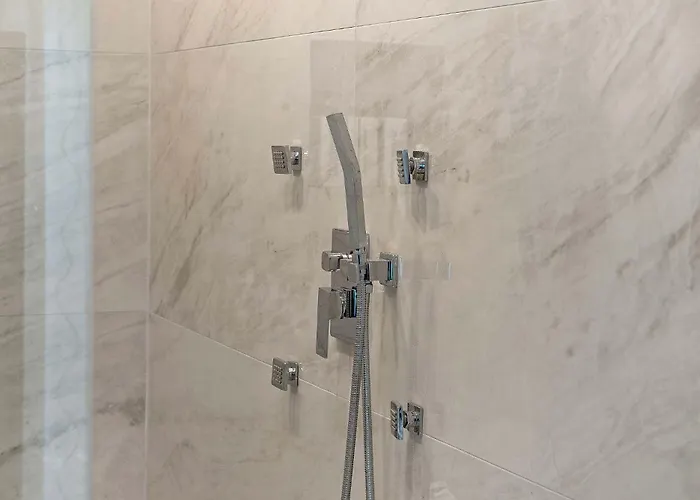 Spacious Luxury Retreat 8 Bed Oasis With 6 Baths Chicago
