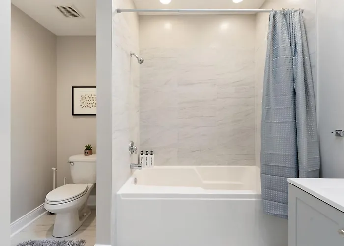 Spacious Luxury Retreat 8 Bed Oasis With 6 Baths * Chicago
