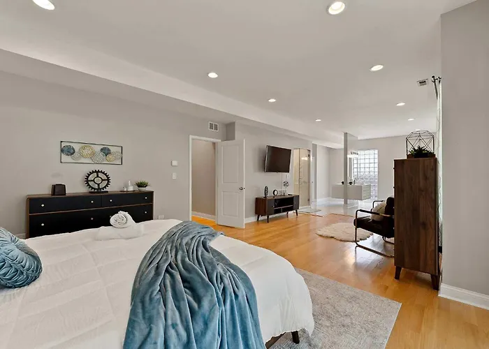 Ferienhaus Spacious Luxury Retreat 8 Bed Oasis With 6 Baths