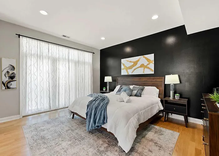 Spacious Luxury Retreat 8 Bed Oasis With 6 Baths Ferienhaus Chicago