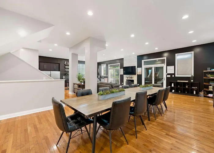 Spacious Luxury Retreat 8 Bed Oasis With 6 Baths Chicago