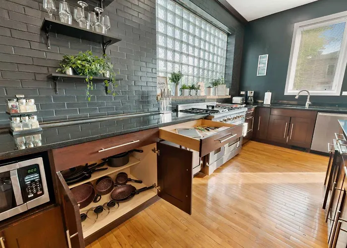 Spacious Luxury Retreat 8 Bed Oasis With 6 Baths * Chicago