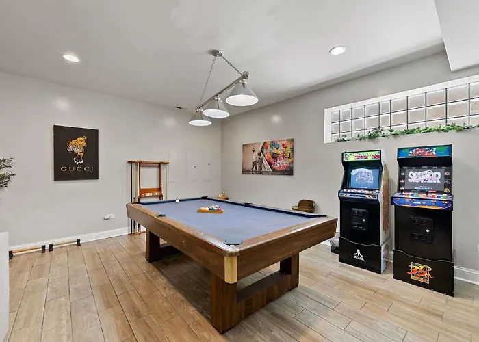 Spacious Luxury Retreat 8 Bed Oasis With 6 Baths * Chicago